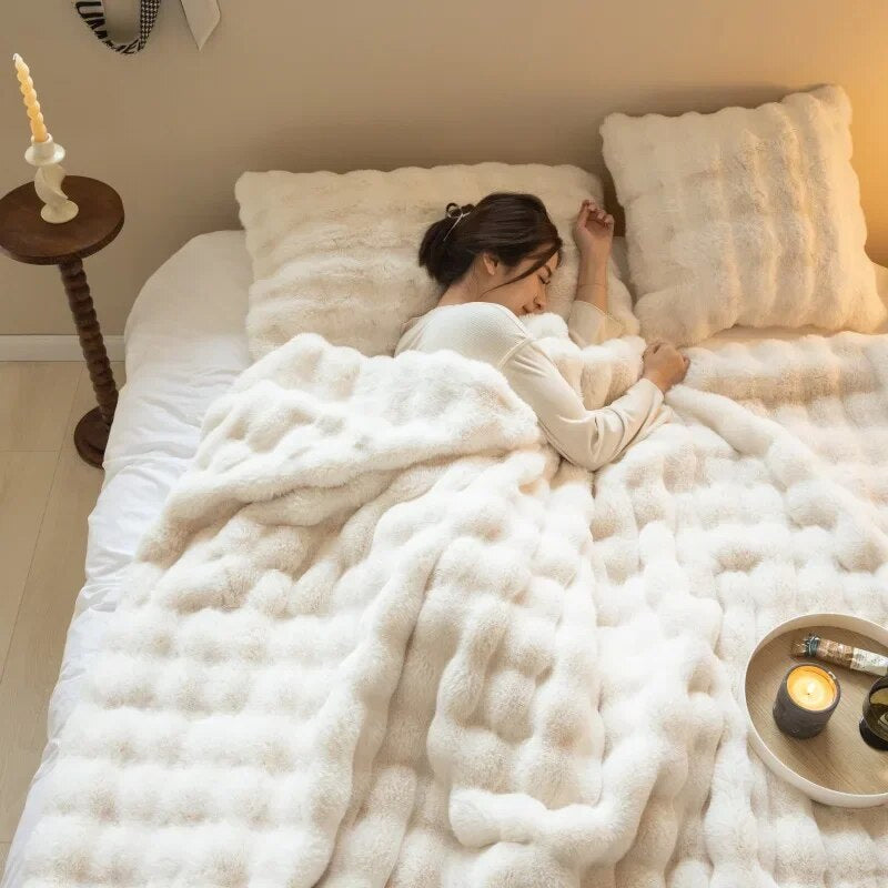 SnugNest™ Warm plush and soft blanket