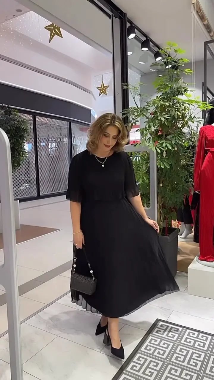Amanda Hogan™ Elegant dress with half sleeves and round neckline