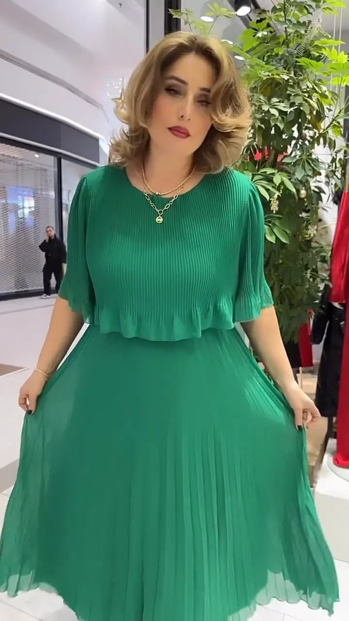 Amanda Hogan™ Elegant dress with half sleeves and round neckline