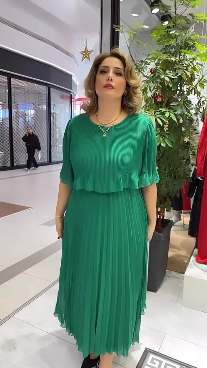 Amanda Hogan™ Elegant dress with half sleeves and round neckline