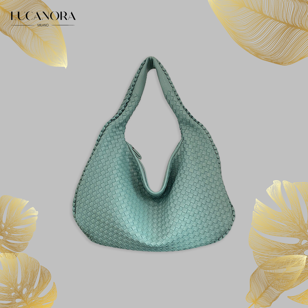 Amarra™ Fashionable shoulder bag design