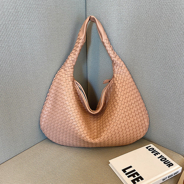Amarra™ Fashionable shoulder bag design