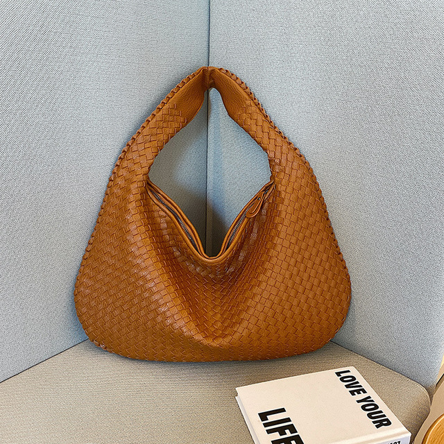 Amarra™ Fashionable shoulder bag design