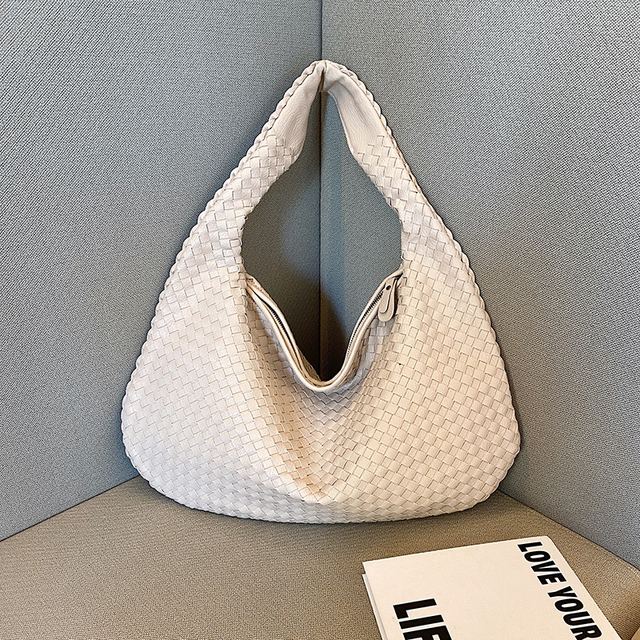 Amarra™ Fashionable shoulder bag design
