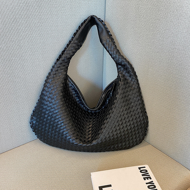 Amarra™ Fashionable shoulder bag design