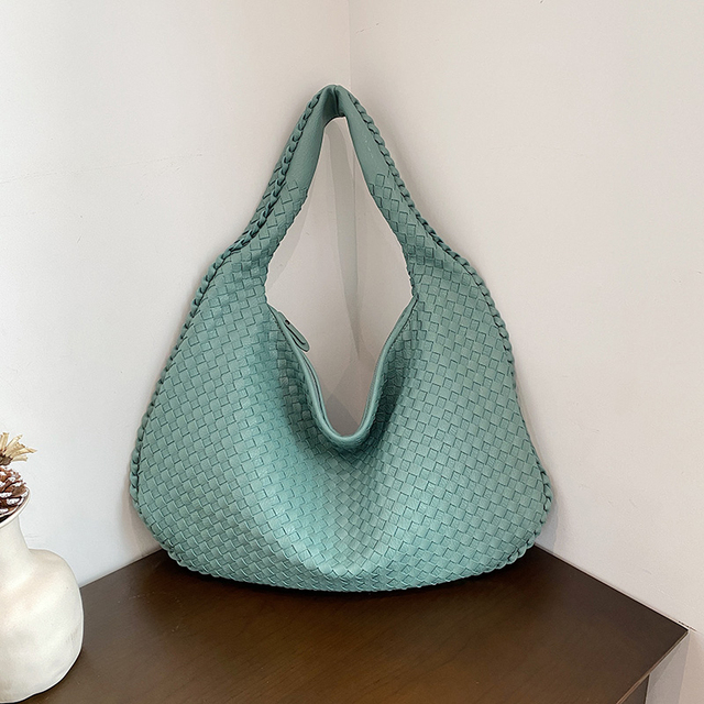 Amarra™ Fashionable shoulder bag design