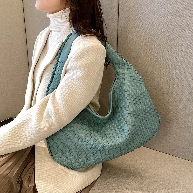 Amarra™ Fashionable shoulder bag design