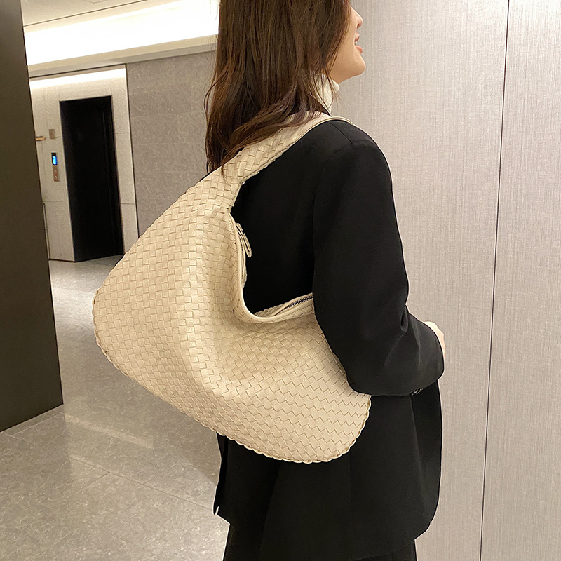 Amarra™ Fashionable shoulder bag design