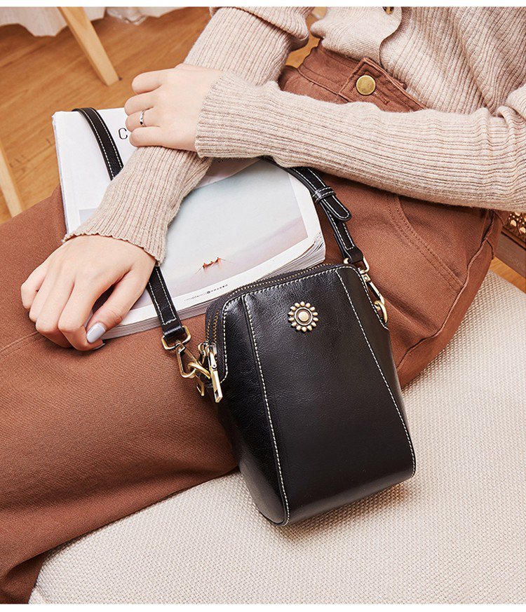 Sancha™ Small vintage style shoulder bag