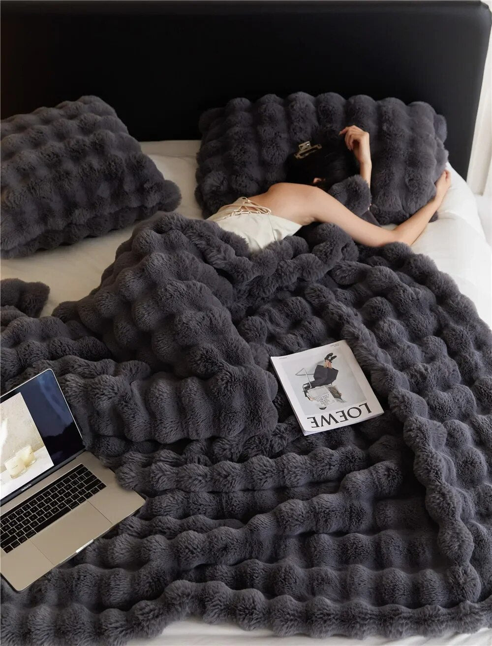 SnugNest™ Warm plush and soft blanket