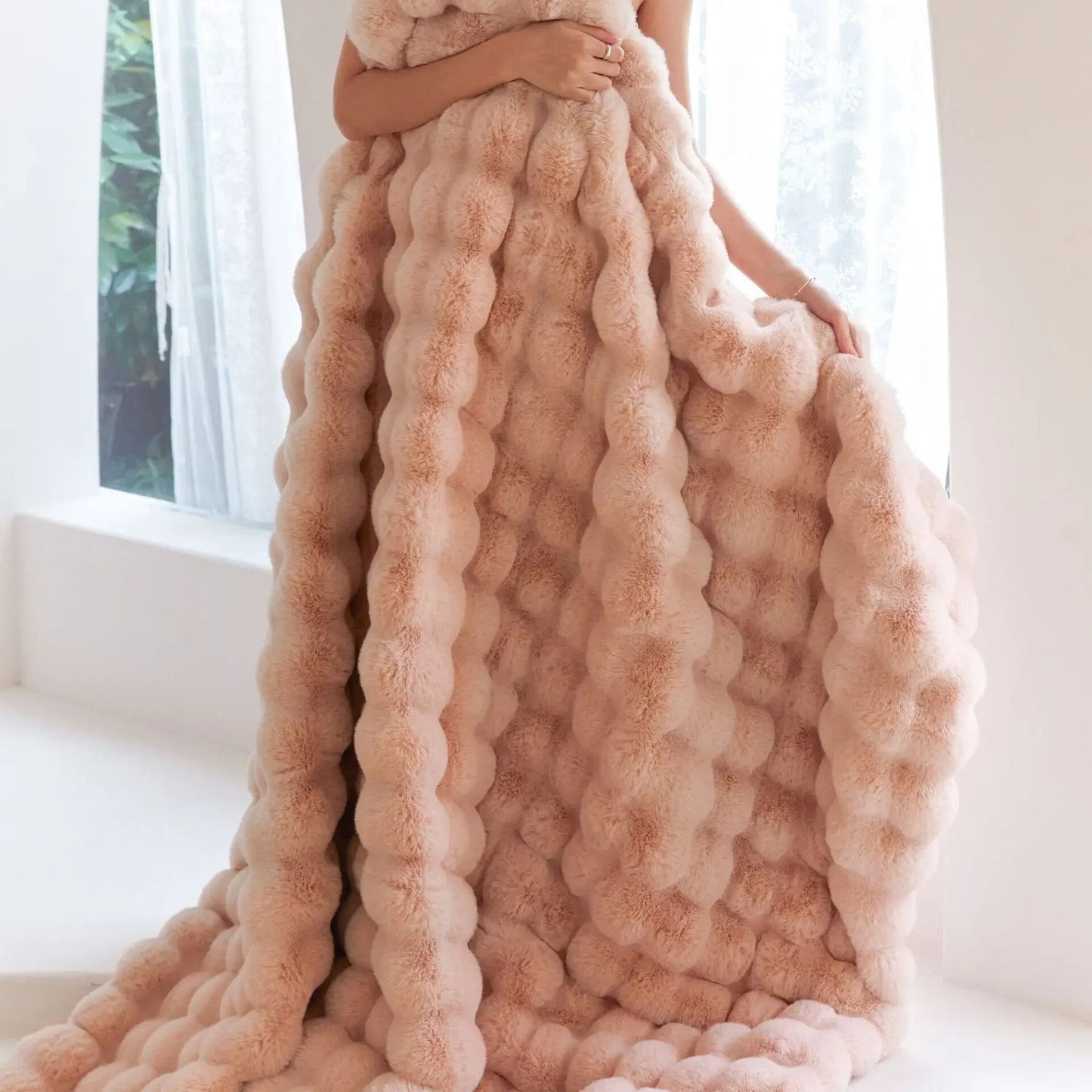 SnugNest™ Warm plush and soft blanket