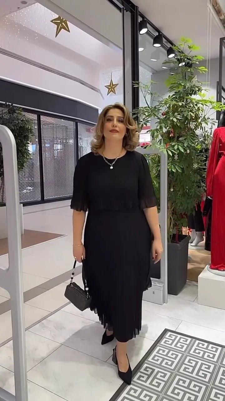Amanda Hogan™ Elegant dress with half sleeves and round neckline