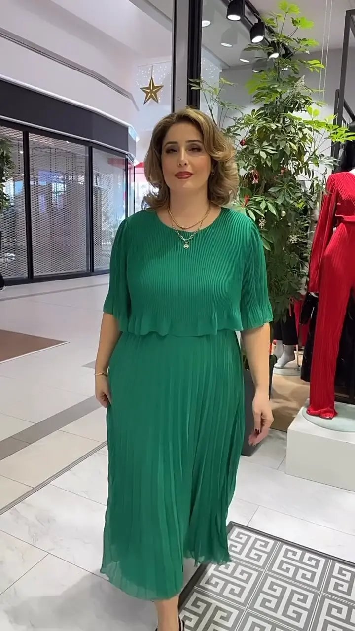 Amanda Hogan™ Elegant dress with half sleeves and round neckline