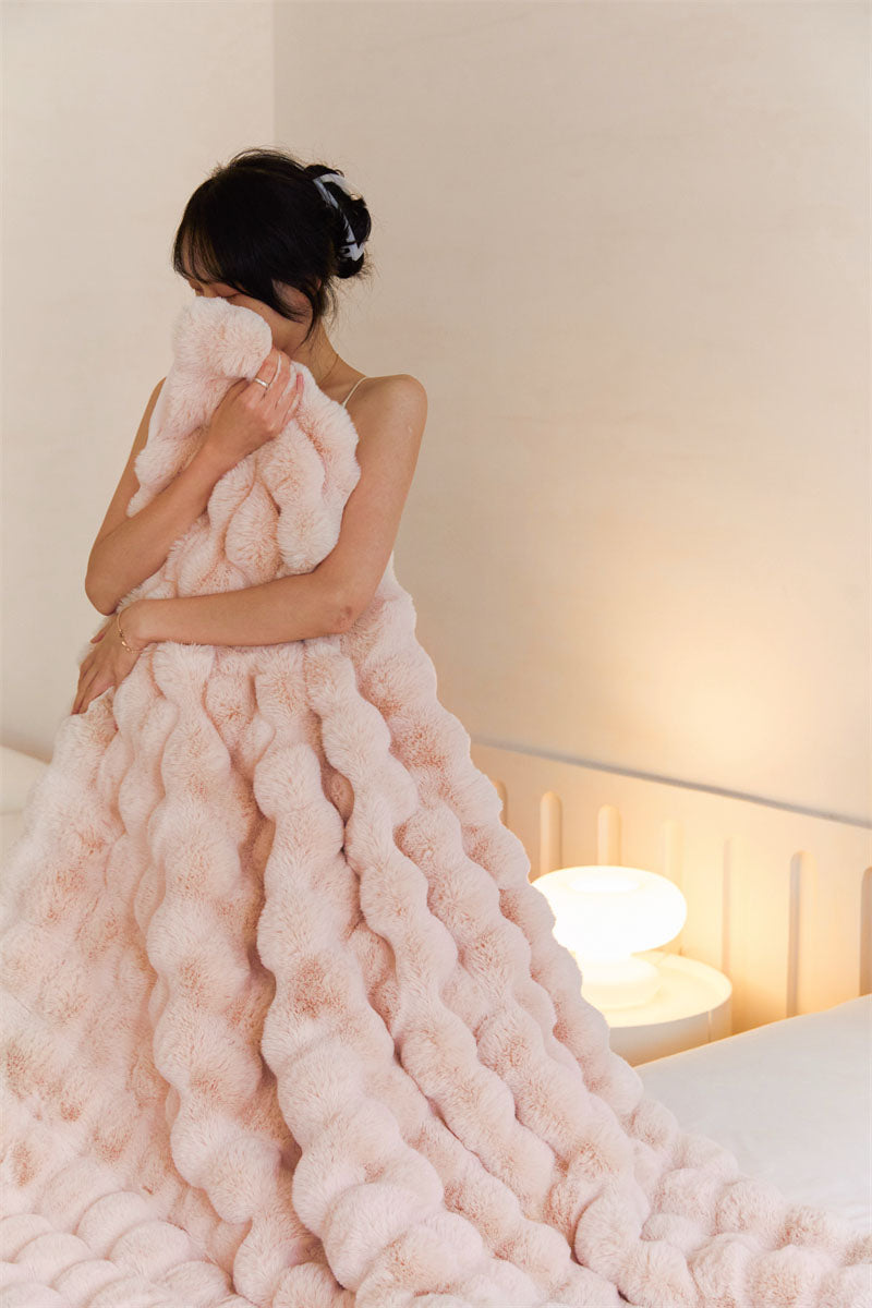SnugNest™ Warm plush and soft blanket