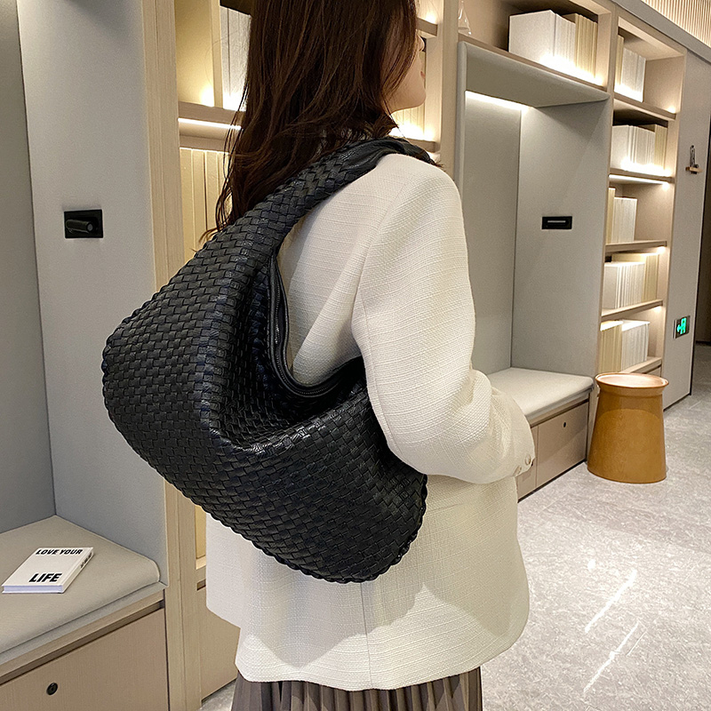 Amarra™ Fashionable shoulder bag design