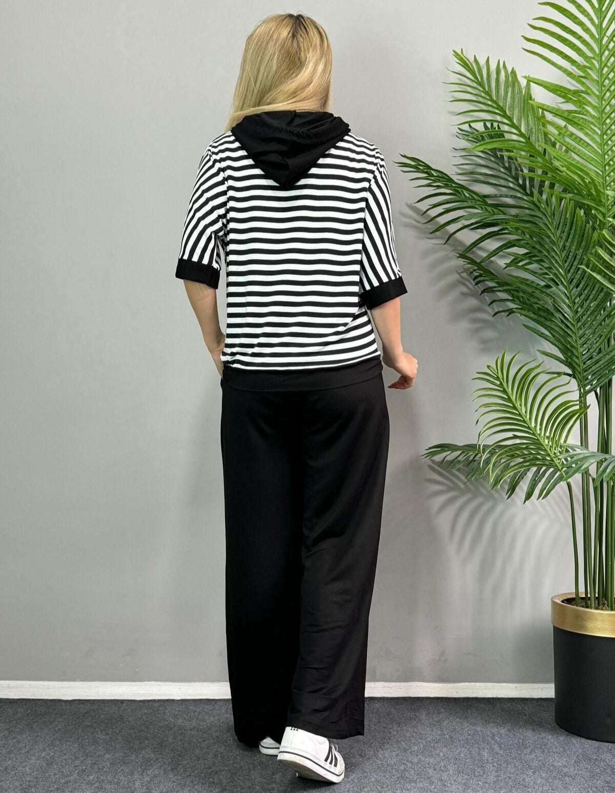 Valeria Mosco™ Women's set consisting of a top and striped trousers