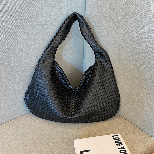 Amarra™ Fashionable shoulder bag design
