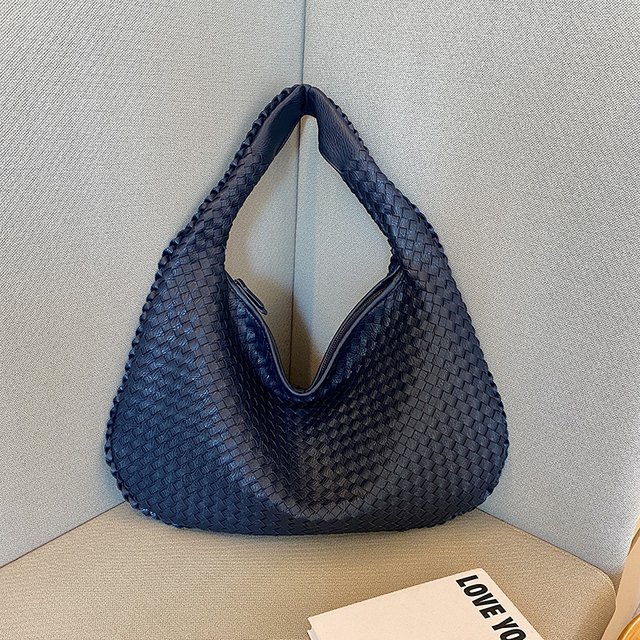 Amarra™ Fashionable shoulder bag design