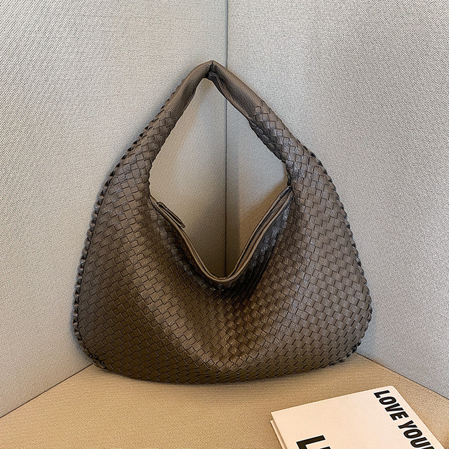 Amarra™ Fashionable shoulder bag design