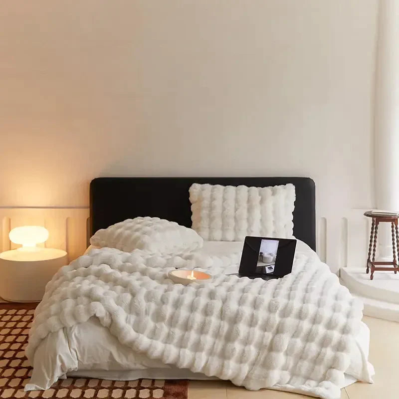 SnugNest™ Warm plush and soft blanket