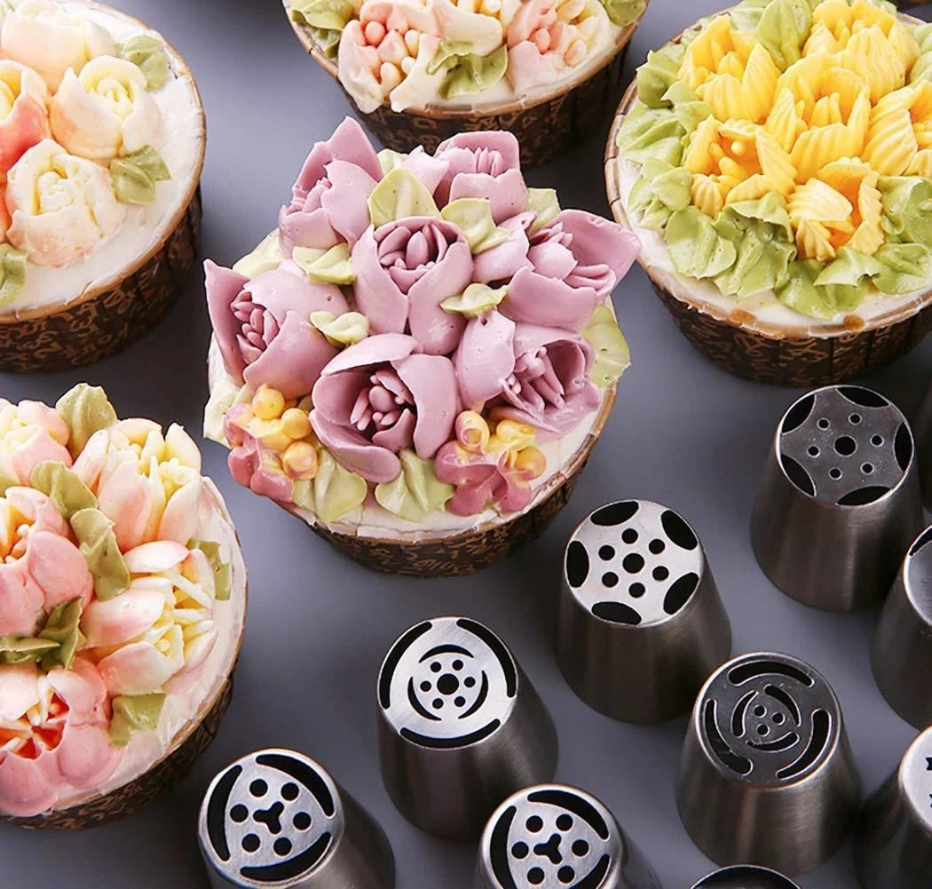 BakeSuppliez™️ A set of flower-shaped cake decorating tips
