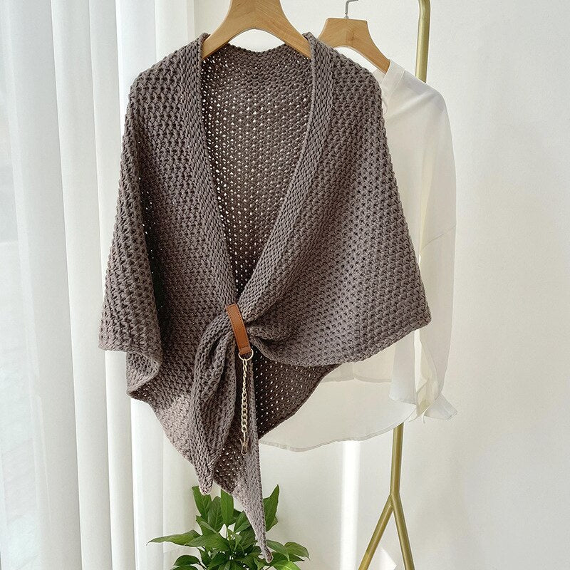 Juliet Moreau™ Triangle knit scarf with leather closure