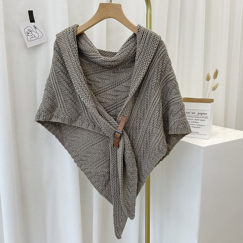 Juliet Moreau™ Triangle knit scarf with leather closure