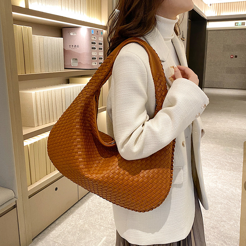 Amarra™ Fashionable shoulder bag design