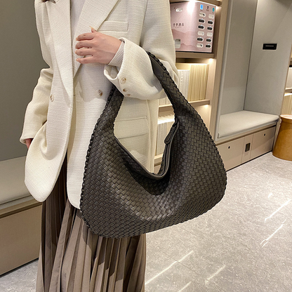 Amarra™ Fashionable shoulder bag design