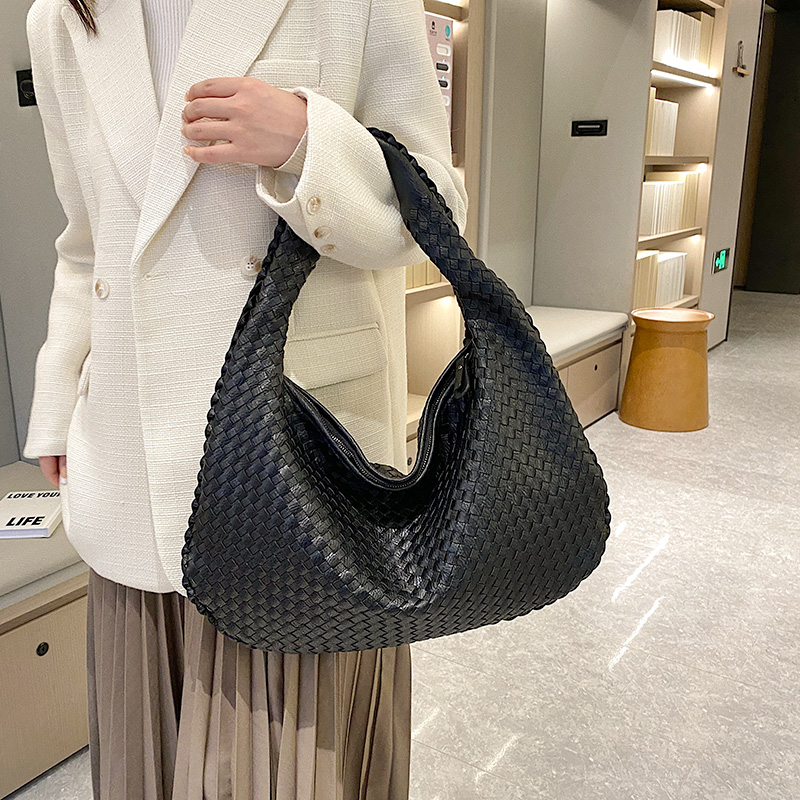 Amarra™ Fashionable shoulder bag design
