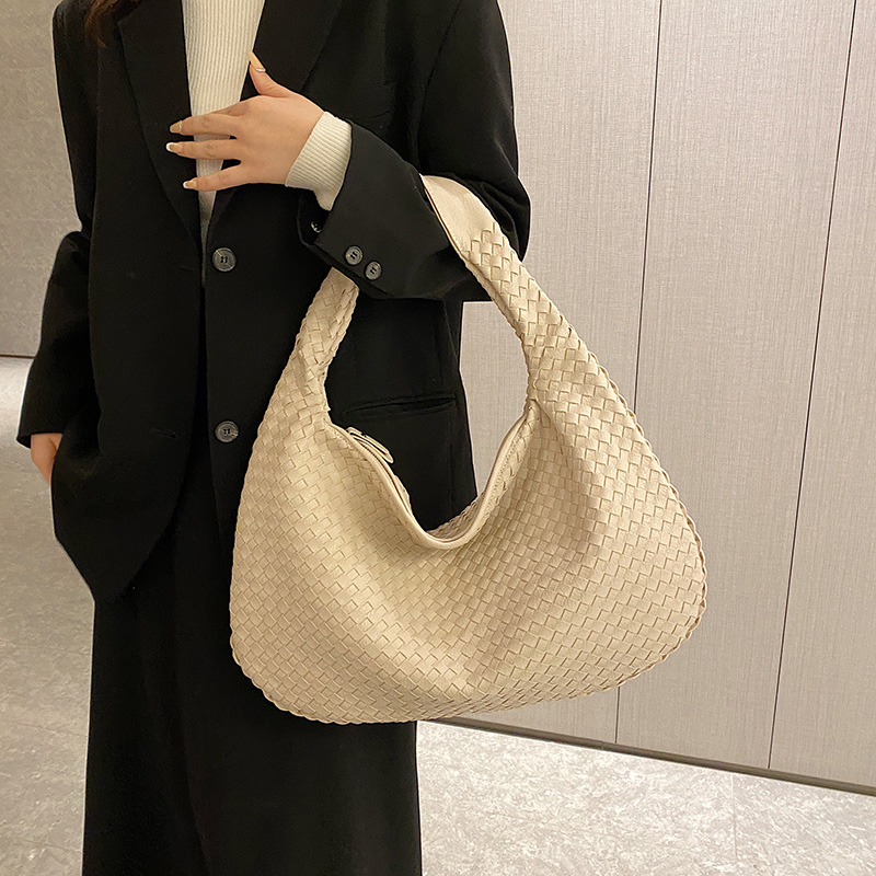 Amarra™ Fashionable shoulder bag design