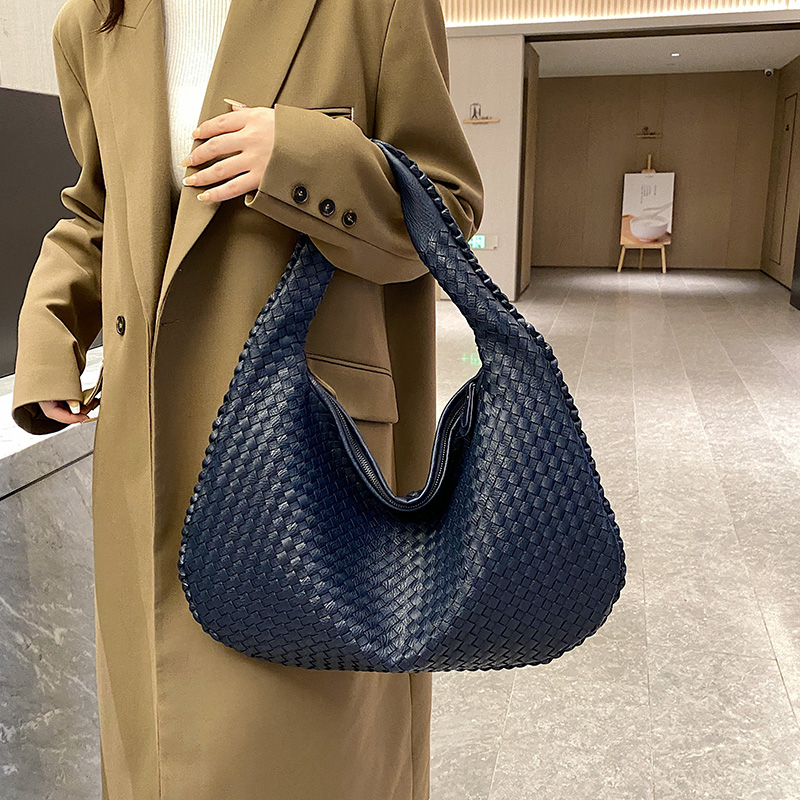 Amarra™ Fashionable shoulder bag design