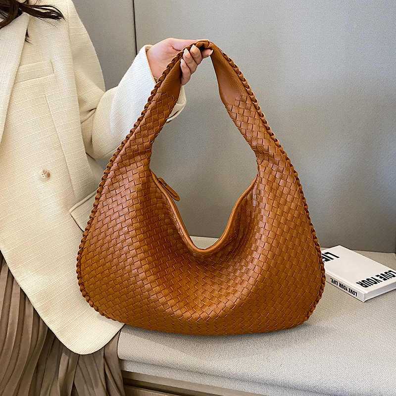 Amarra™ Fashionable shoulder bag design