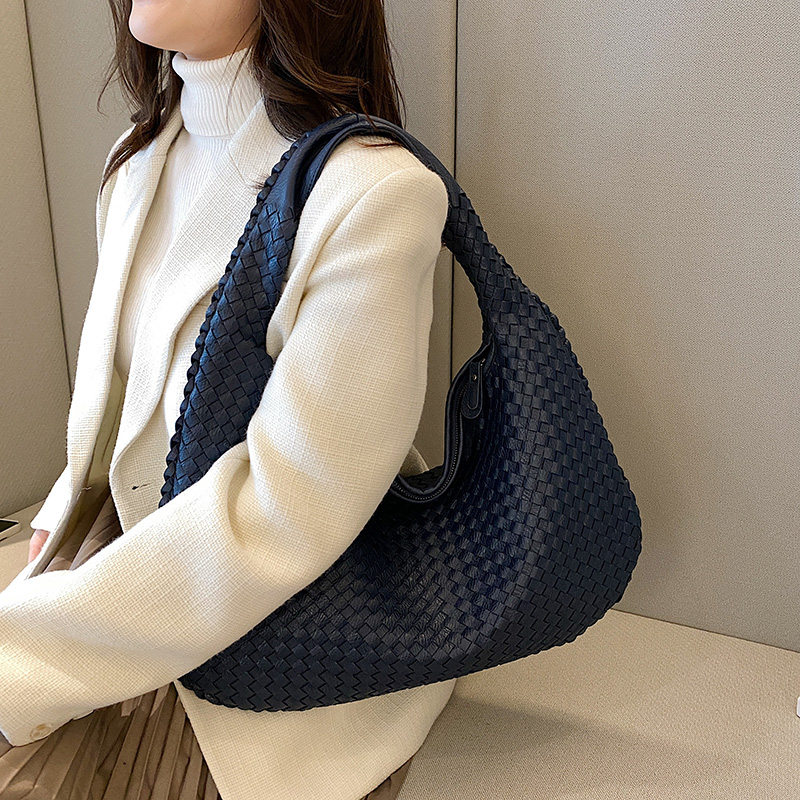 Amarra™ Fashionable shoulder bag design
