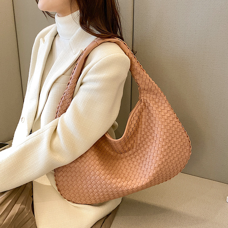 Amarra™ Fashionable shoulder bag design