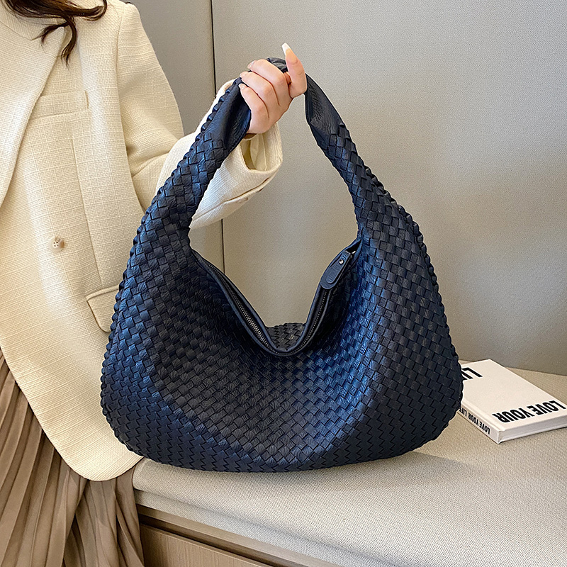 Amarra™ Fashionable shoulder bag design
